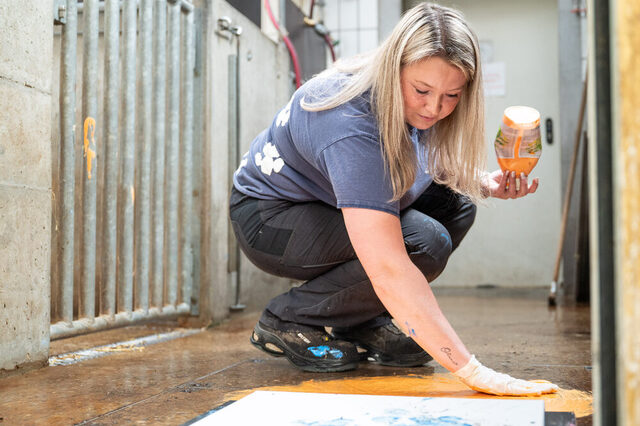 Melina Tetzlaff bereitet die Malfläche für die gewichtigen Künstler vor.
