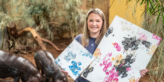 Tierpflegerin Melina Tetzlaff zeigt einige der Werke.
