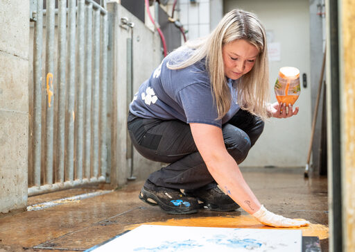 Melina Tetzlaff bereitet die Malfläche für die gewichtigen Künstler vor.