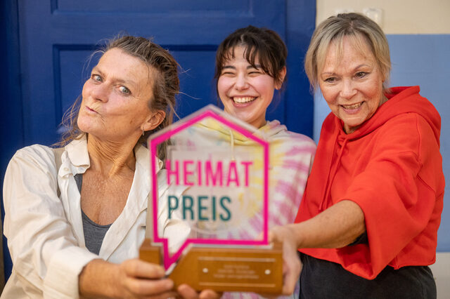 So sehen Siegerinnen aus (v.l.): Stephanie Lehmann,Tamara Hermanns und KOM'MA-Mitgründerin Renate Frisch