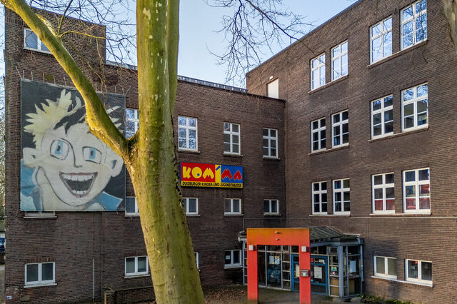 Im Kultur- und Freizeitzentrum Rheinhausen, Schwarzenberger Straße 14, ist das KOM'MA seit 1994 zu Hause.