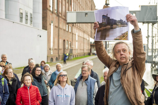 Vor der Küppersmühle informierte Markus Schneider-Bachmann über den Ausbau des Museums.