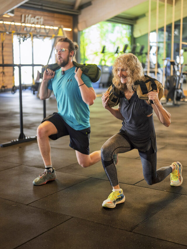 Nils Halberscheidt, Mitarbeiter aus der Online-Kommunikation der Stadt Duisburg, hat sich an einer Trainingseinheit mit Anette Meier-Ullmann versucht.