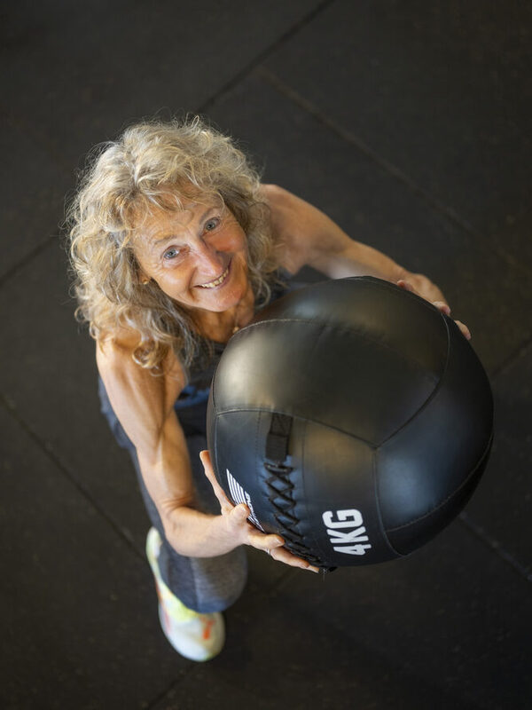 Zum Abschluss des Mammut-Zirkeltraings müssen die Athletinnen und Athleten noch einen Medizinball hundertmal auf ein bestimmtes Ziel wuchten.