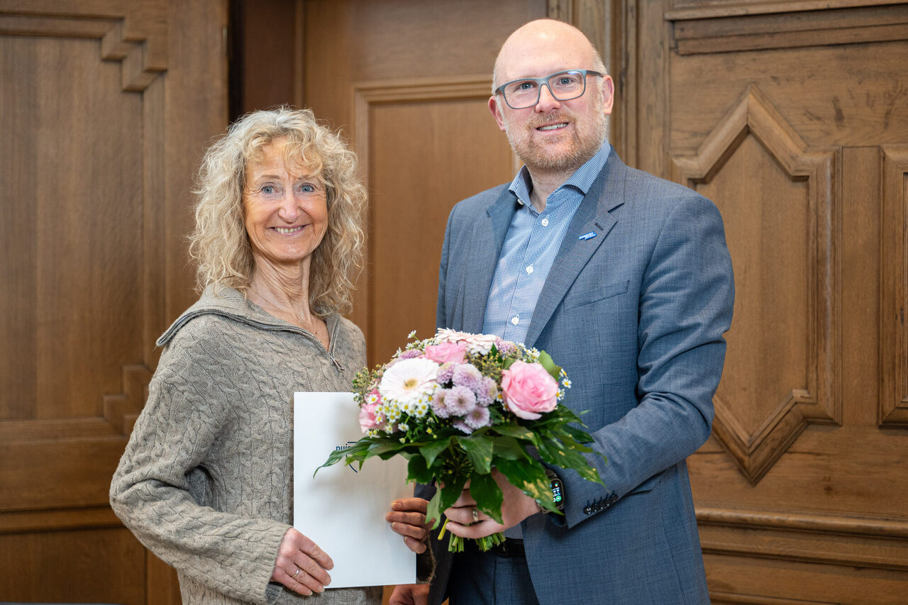 Im Januar 2025 beglückwünschte Oberbürgermeister Sören Link Anette Meier-Ullmann zum 40-jährigen Dienstjubiläum.
