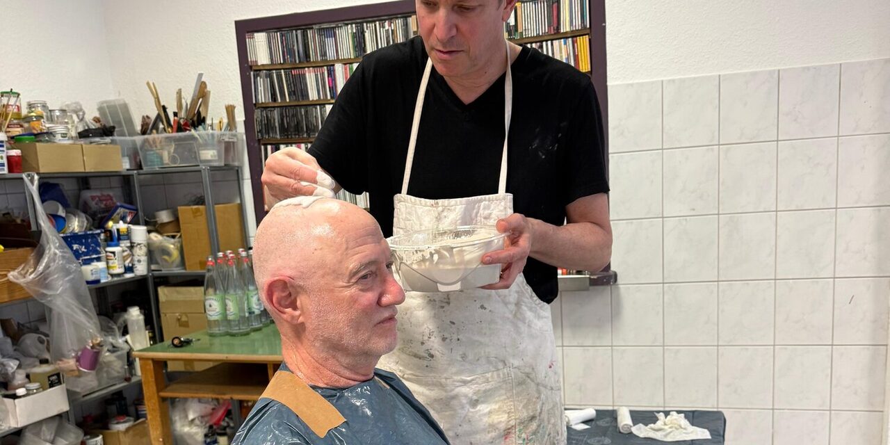 Über die Schulter geschaut: Gil Shachar bei der Arbeit in seinem Atelier