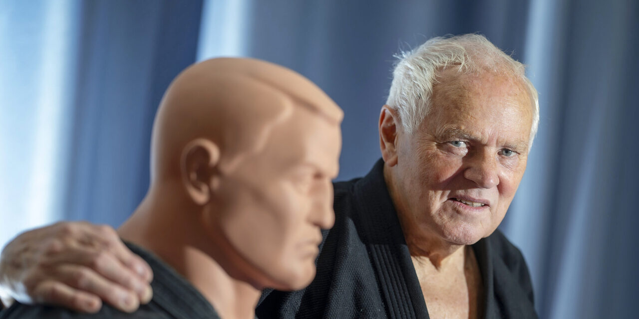 Regelmäßig unterrichtet der 80-jährige Dieter Mäß Jiu-Jitsu an der Otfried-Preußler-Schule.