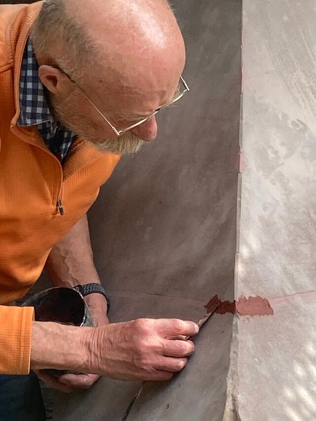 Auch mit über 80 Jahren legt der Künstler immer noch selbst Hand an.