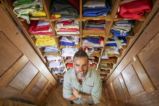 Im Rathauskeller bewahrt Marvin Baum alle Flaggen auf - manche Modelle werden aber auch nur temporär ausgeliehen.