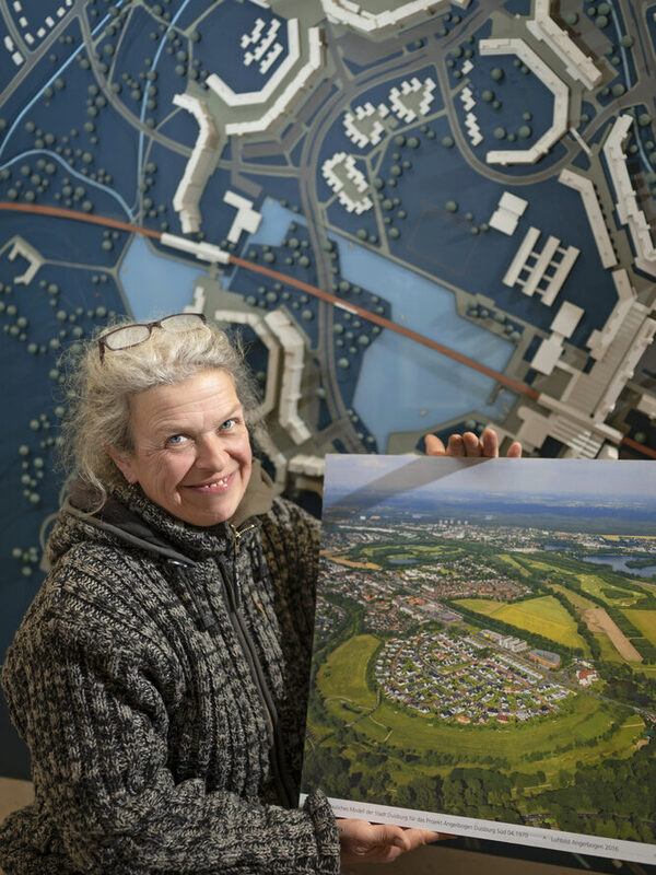 Oben das Modell einer nie umgesetzten Planung: Trabantenstadt am Angerbogen. Das Luftbild zeigt die heutige Bebauung