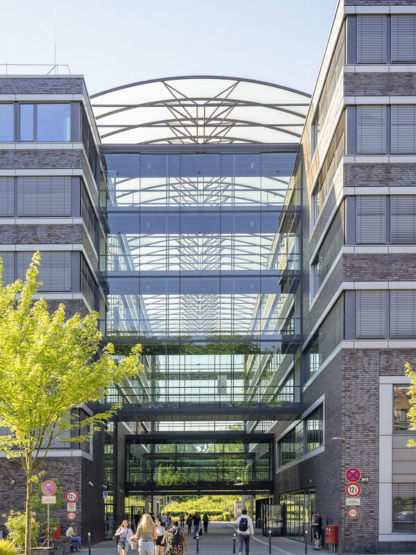 Im Friedrich-Albert-Lange-Berufskolleg lernen rund 2500 Schülerinnen und Schüler