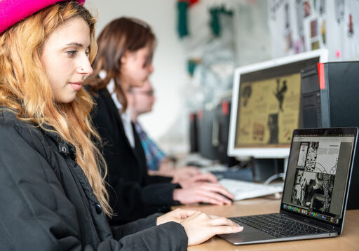 Ann-Kristin Mirbach bearbeitet ihren Text und das Layout am Laptop.