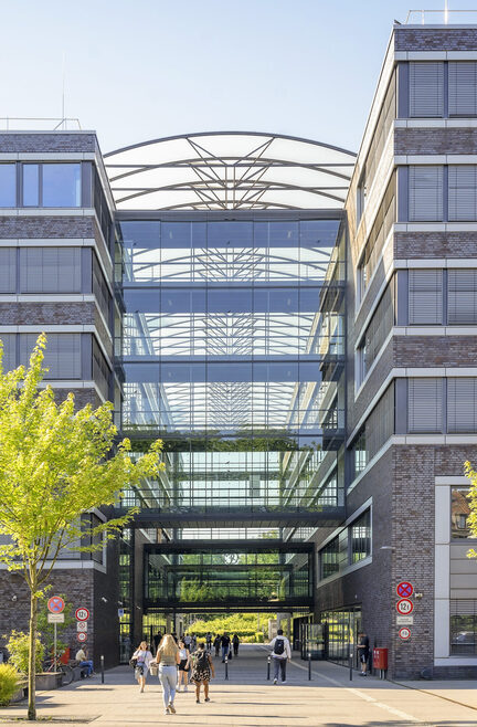 Im Friedrich-Albert-Lange-Berufskolleg lernen rund 2500 Schülerinnen und Schüler