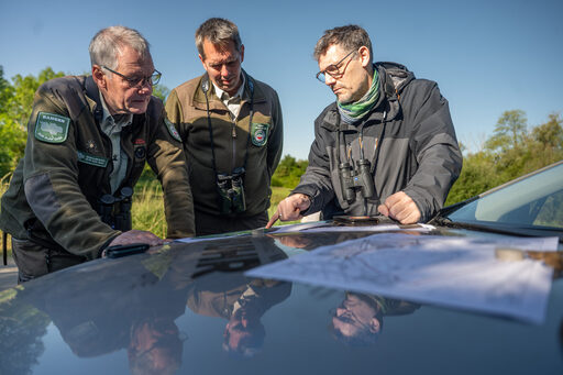 Ulrich Gräfer (v.li.), Stefan Kalisch und Dr. Randolph Kricke besprechen dern nächsten Einsatz im Naturschutzgebiet.