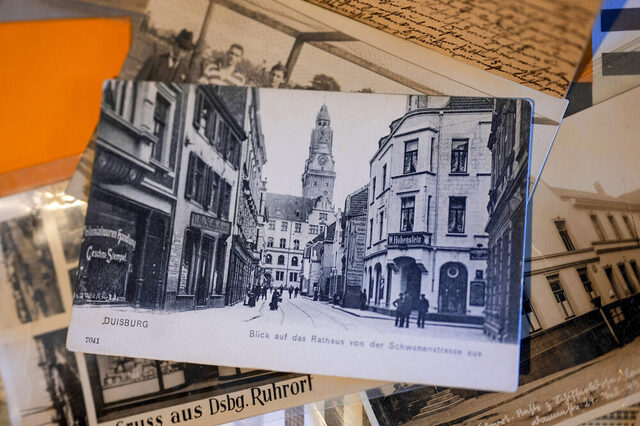 Auch das Rathaus ist natürlich eines der Gebäude, das am häufigsten auf Postkarten abgebildet wird und wurde.