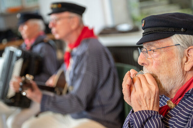 Akkordeon, Gitarre, Mundharmonika - auch die Instrumente spielen die Chor-Mitglieder selbst