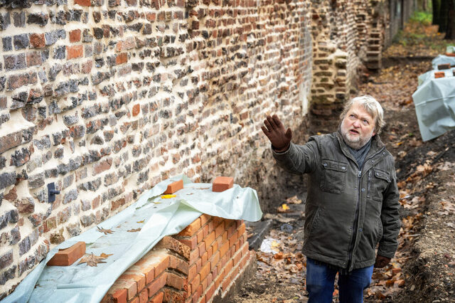 Stadtarchäologe Dr. Kai-Thomas Platz an einer Ausgrabungsstelle an der Stadtmauer