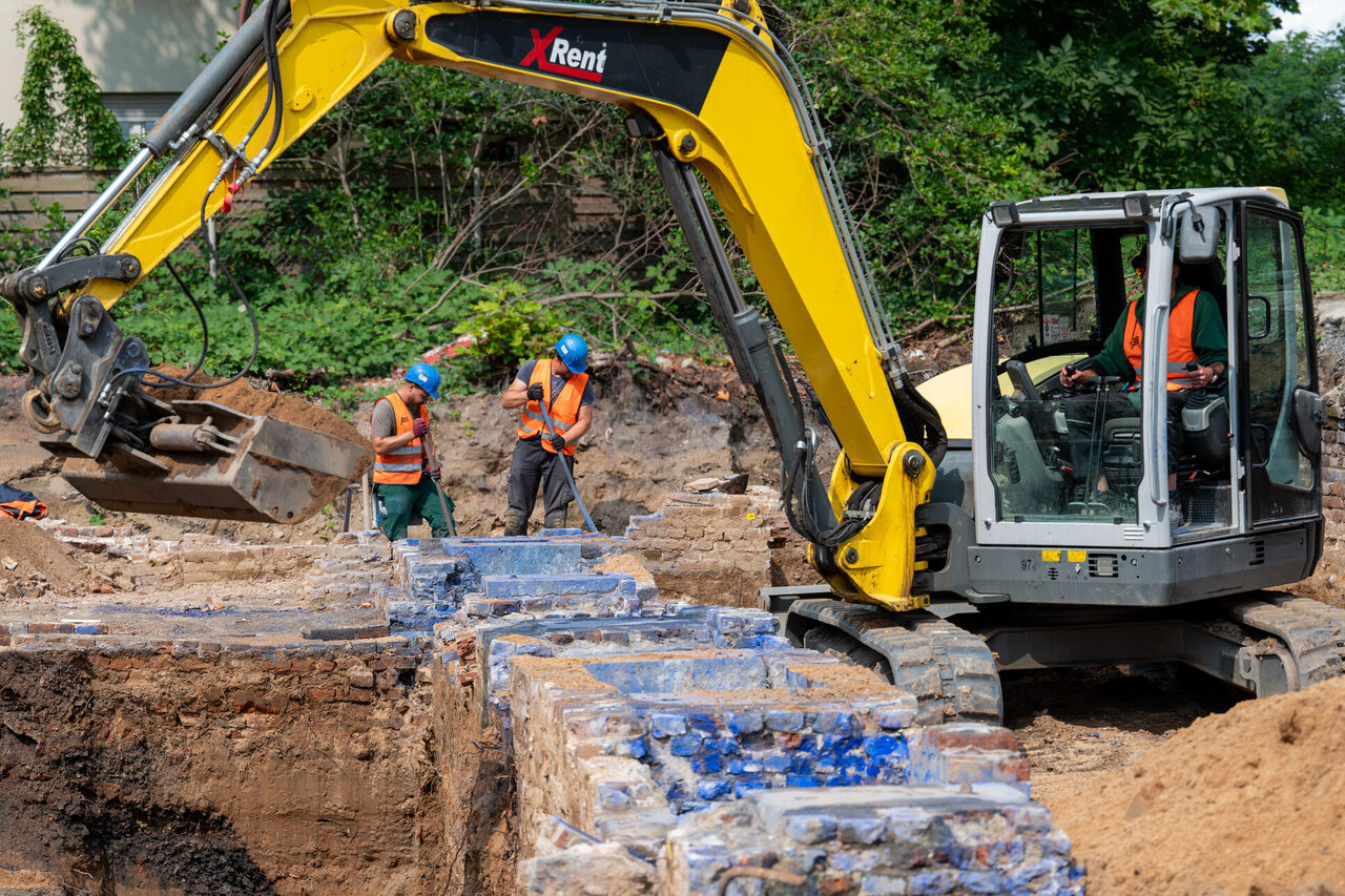 Mit Bagger und Schaufel legen die Archäologen die Fundamente frei