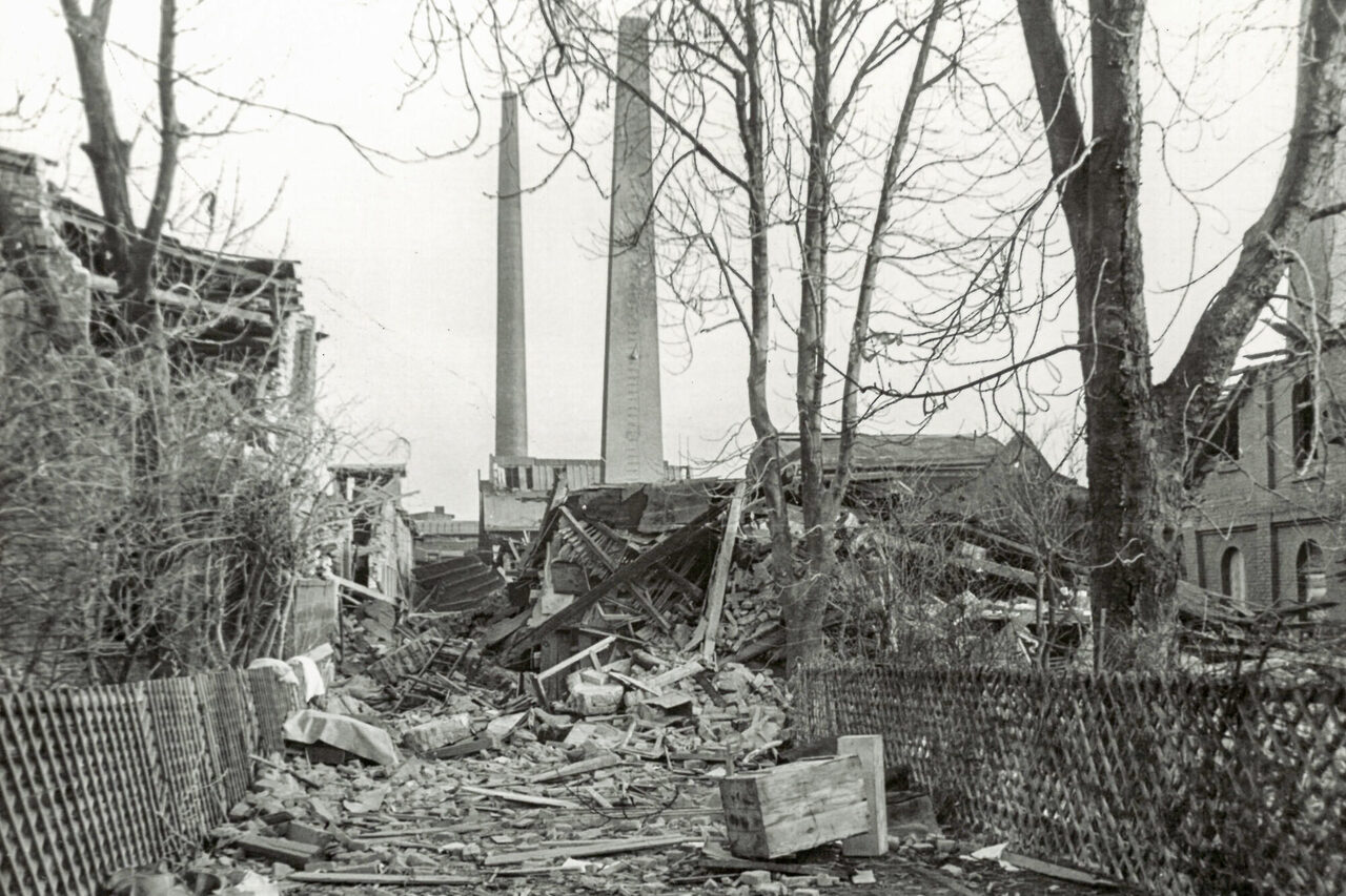 Im Zweiten Weltkrieg wurde die Fabrik zerstört. Diese Aufnahme datiert vom 20. Dezember 1942.