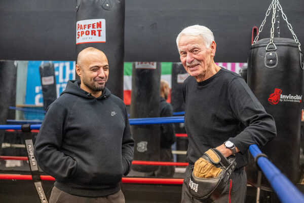 Dr. Ali Eran (li.) hat selbst unter Schwabe trainiert. Der 46-Jährige ist Vorsitzender der Boxabteilung von SW Westende Hamborn