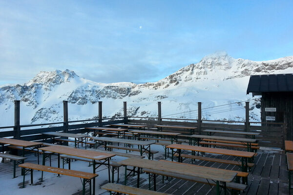 Von der Hütte kann man bis zum Schwarzsee- und Weißseekopf gucken