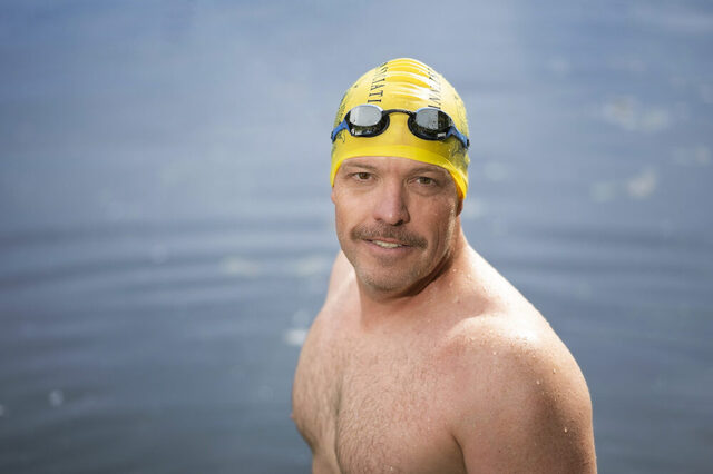 Badekappe, Schwimmbrille und Badehose - mehr Equipment ist nicht erlaubt.