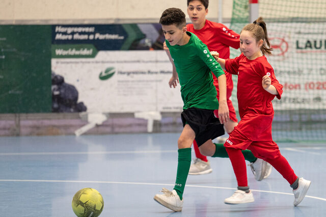 Jungs und Mädchen spielten zusammen