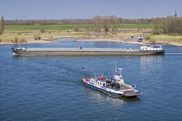 Achtung, Kahn kreuzt! Der Schiffsverkehr flussauf- und flussabwärts hat Vorfahrt.
