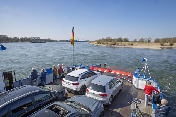 Autofahrer, Fußgänger, Radfahrende - alle sitzen im selben Boot und genießen die Aussicht übers Wasser.