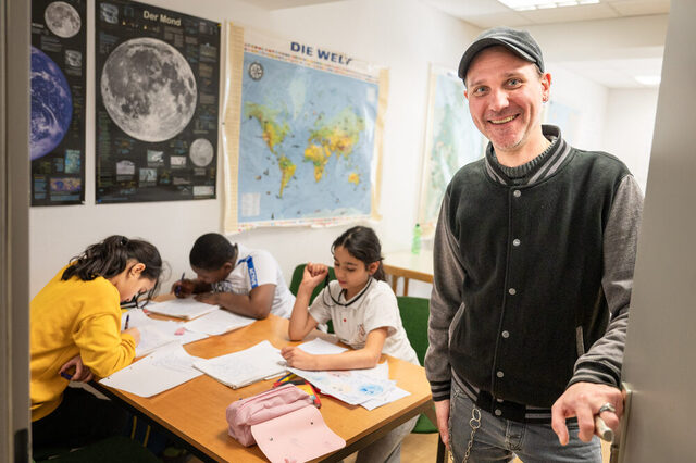 Sozialarbeiter Hendrik Spließ organisiert seit 18 Jahren die "Kleinen Stadtteil-Reporter" in Bruckhausen
