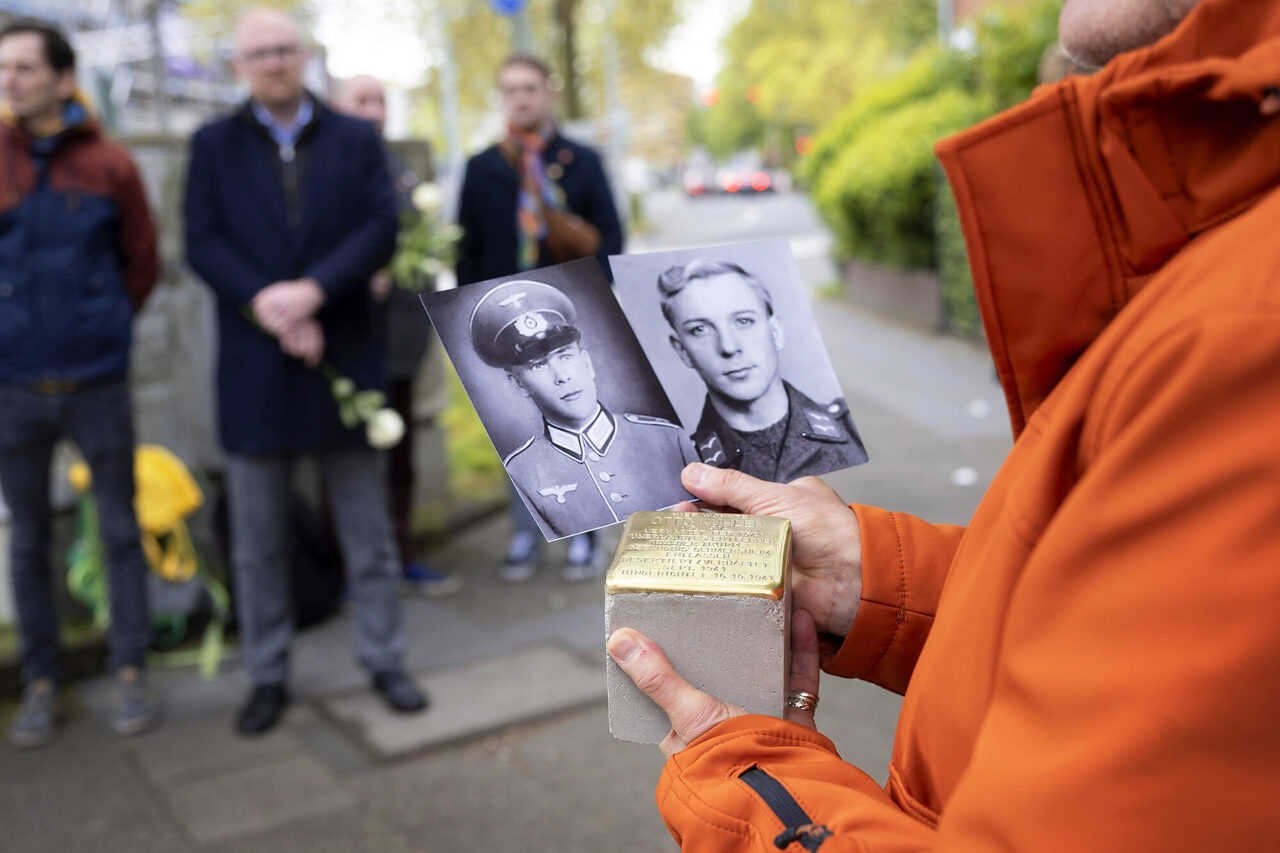 Im April 2024 wurde am Flachsmarkt ein Stolperstein für Otto Kühlen neben dem für seinen Bruder Willi verlegt. Willi wurde wegen homosexueller Kontakte verfolgt, gilt als Wehrmachtsvermisster. Otto wurde wegen Fahnenflucht hingerichtet