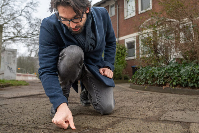 Ein Jahr nach der Verlegung des Stolpersteins von Otto Kühlen hat er schon ziemlich Patina angesetzt. "Mit Seife und warmem Wasser kriegt man die aber wieder gut sauber", sagt Lars Szalekr