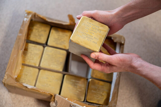 In seinem Büro an der Claubergstraße in der Innenstadt hat Lars Szalek nachbestellte Stolpersteine, die demnächst verschwundene Steine ersetzen werden