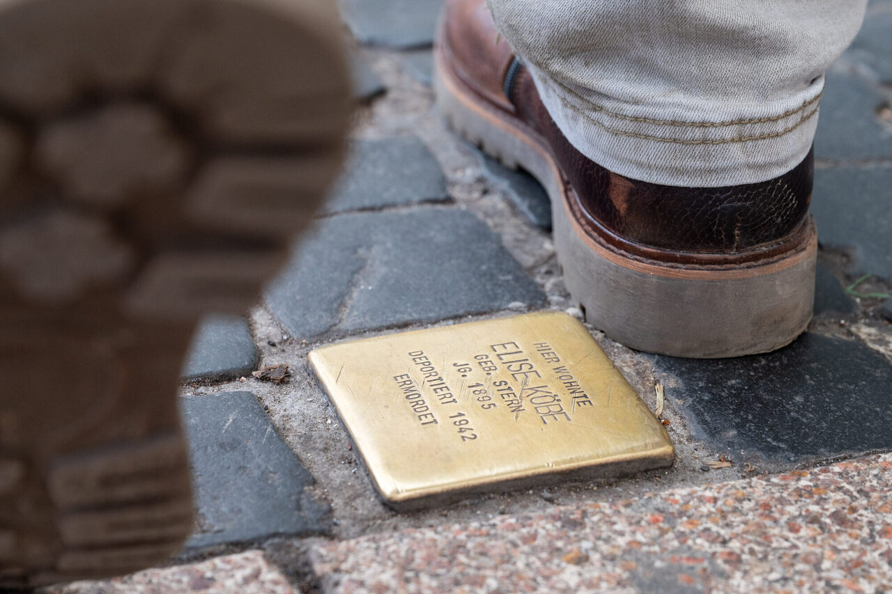 Am besten betreten wir die Stolpersteine nicht nur mit Füßen sondern mit Augen und Verstand: Jeder Stolperstein hat eine erinnerungswürdige, leider traurige Geschichte zu erzählen