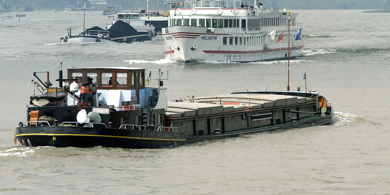 Schiffe auf dem Rhein