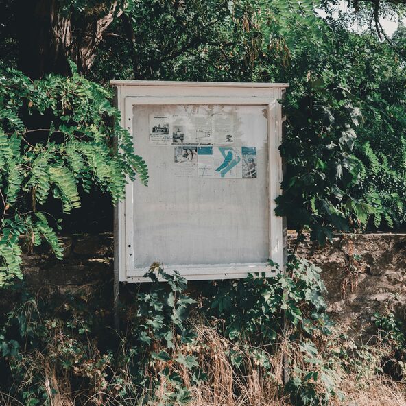 Informationstafel im Wald