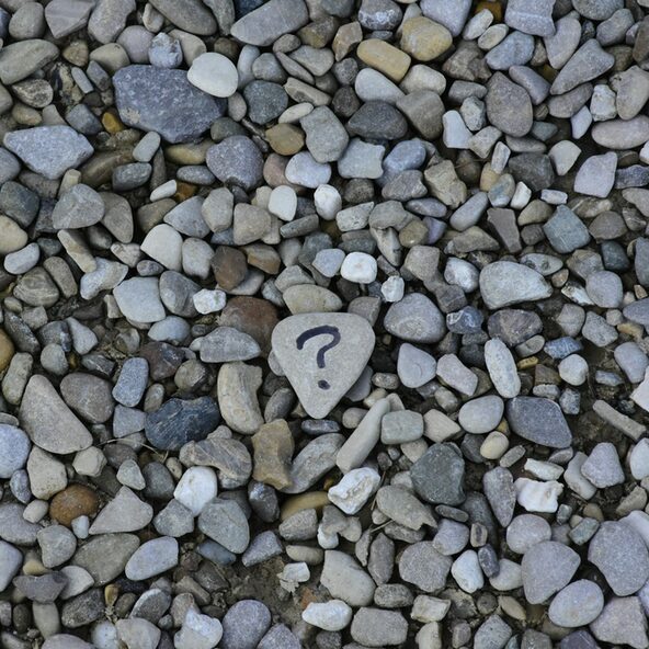 Fragezeichen auf Steinen