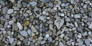 Fragezeichen auf Steinen