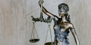 Statue mit Waage in der Hand