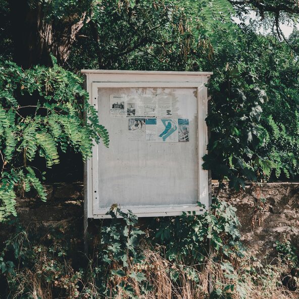 Informationstafel im Wald