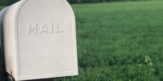 Briefkasten in einer Wiese