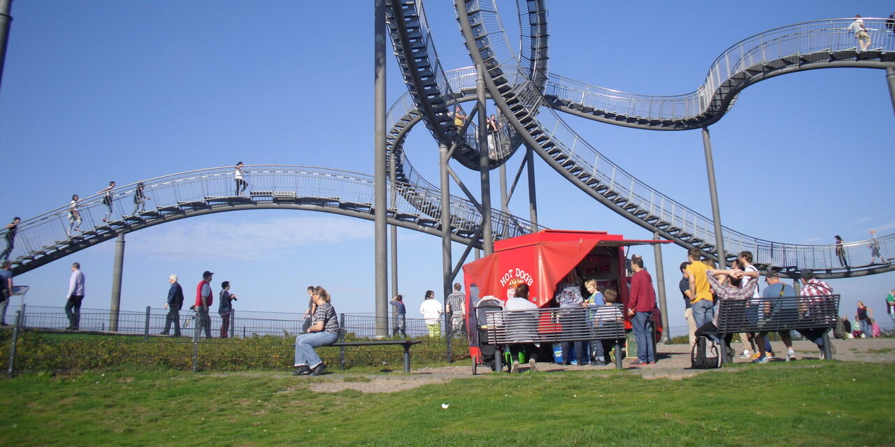 Tiger & Turtle - Magic Mountain an einem sonnigen Tag