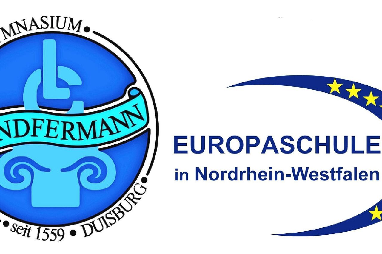 Schulname steht mittig in einem blauen Kreis und der Zusatz Europaschule steht daneben. Rechts davon ein umgedrehter Mond mit gelben Sternen.