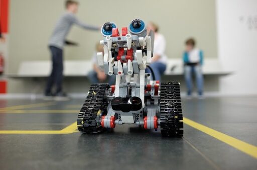Kleiner Roboter mit Augen, Kinder im Hintergrund