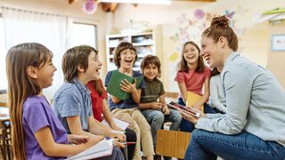 Bufdi mit Kindern lachend