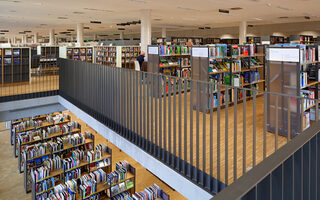 Blick auf verschiedene Etage der Bücherei