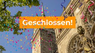 Rathaus mit Schild "geschlossen" und Karnevalsdekoration