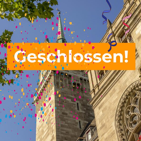 Rathaus mit Schild "geschlossen" und Karnevalsdekoration