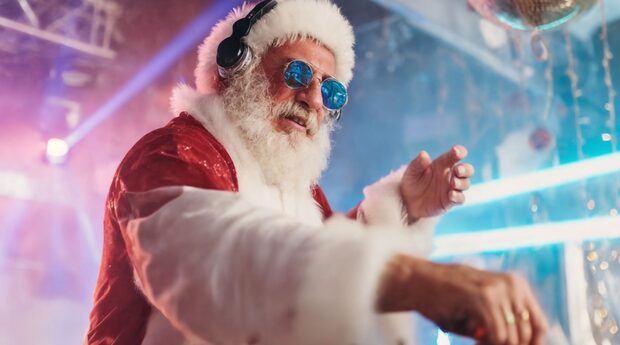 Weihnachtsmann als DJ