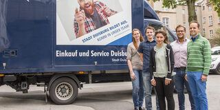 Fünf Auszubildende der Stadt Duisburg vor dem ersten städtischen Postfahrzeug mit dem Slogan zur Ausbildung: „Stadt Duisburg bildet aus. Komm in unser Team!“.